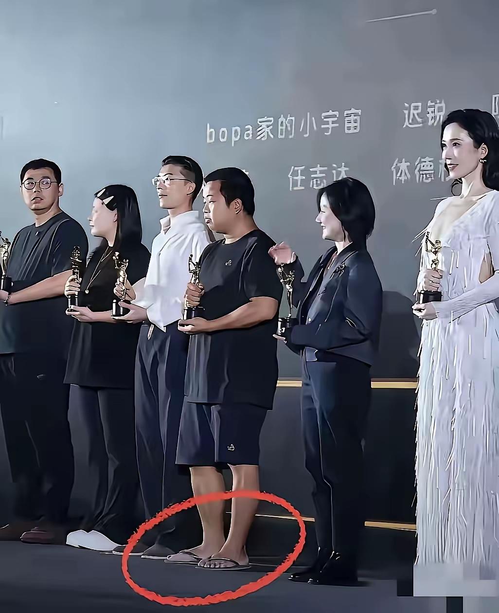 蓝战非穿着拖鞋直接上台领奖，这一幕在网上吵翻了天。
有人觉得他随性有个性，敢于做