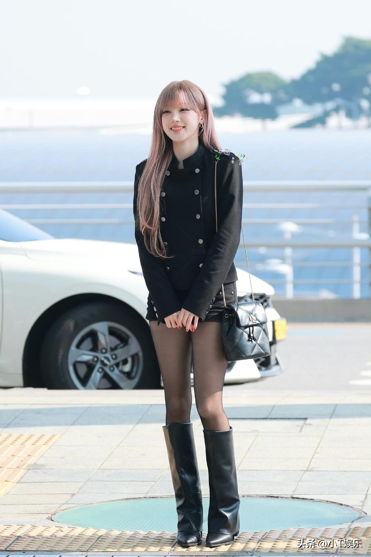 最近刷到宋雨琦在韩国机场的路透，那造型太绝了！照片里她一头粉棕色长发，齐刘海衬得