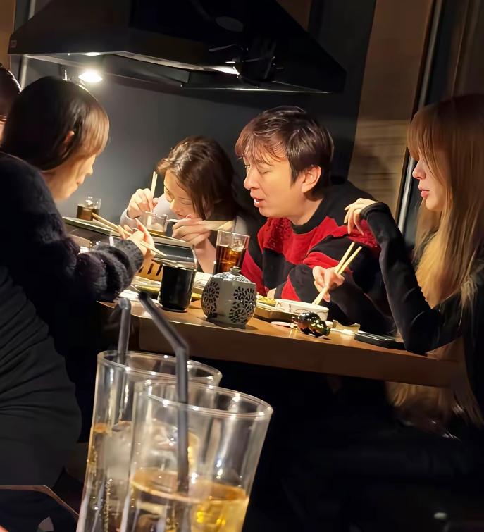37岁的王思聪，带着几个妹子在日本酒居屋吃饭，这脸盘子又大了一圈。
别看就这点菜
