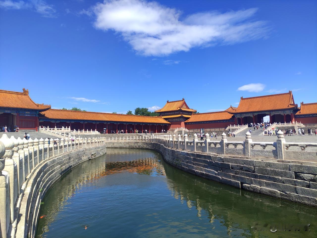 来了故宫就会深深体会到，什么叫一入宫门深似海。跨过一重宫门，又见一重深宫；穿过一