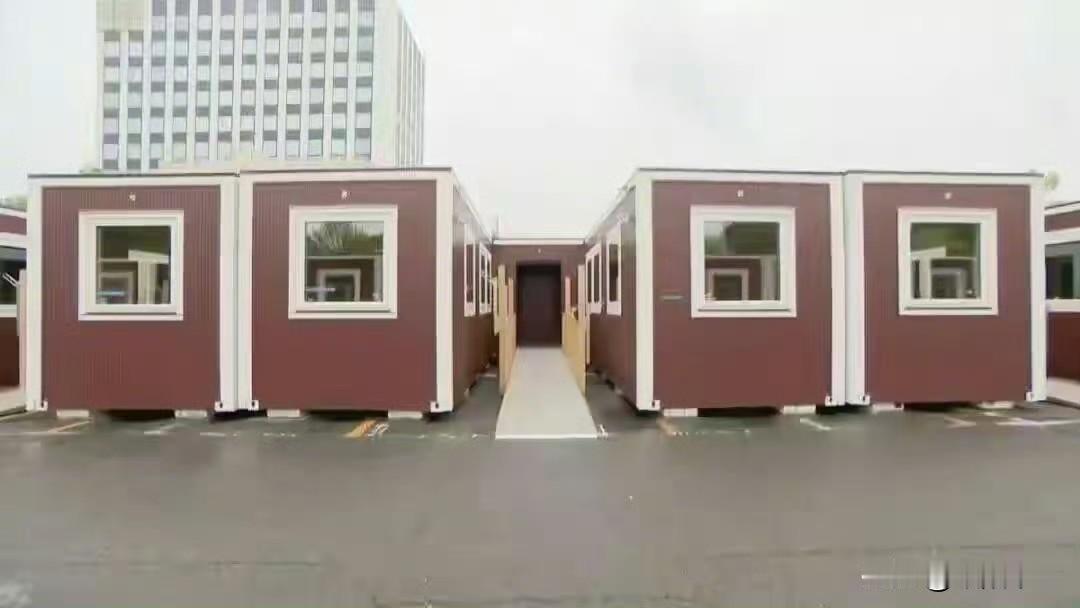 日本名古屋亚运会，寒酸到什么程度呢？准备让运动员住在集装箱里。

你没看错，因为
