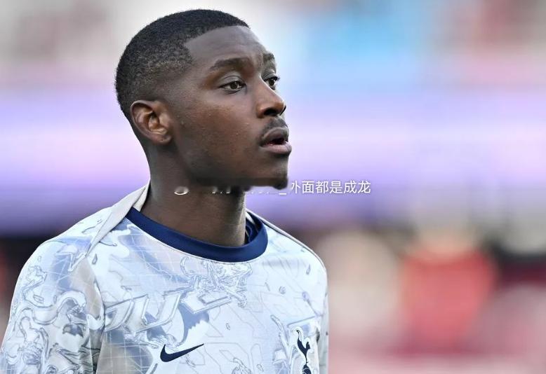 据伦敦足球网热刺跟队记者Alasdair Gold报道，此前在对阵曼联时下颌受伤