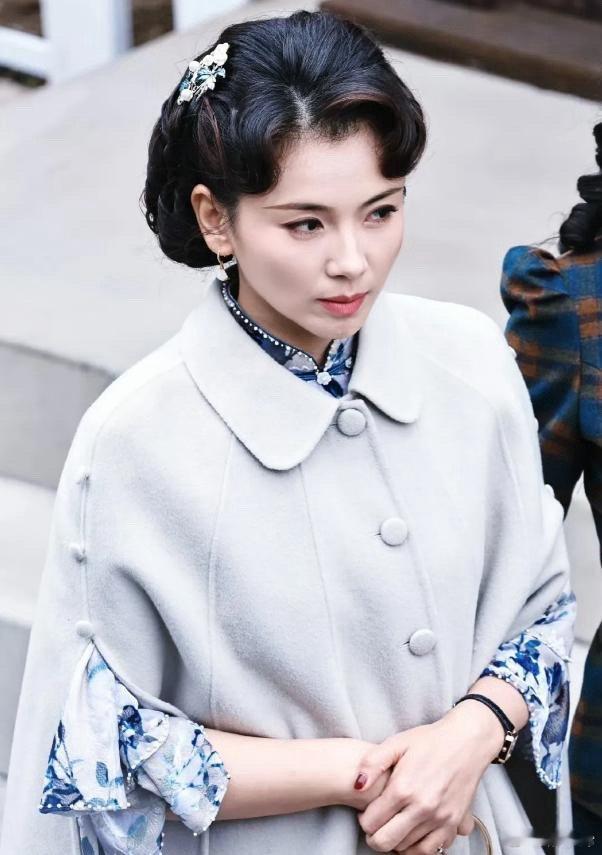 刘涛这穿衣打扮真漂亮，好像是民国时期富家温文尔雅的少妇，很有内涵，美丽动人。 