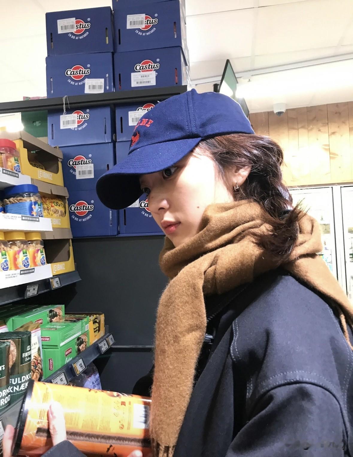 逛超市出片模板请参照孙千：
宽松外套配围巾鸭舌帽，秋冬氛围感拉满，对着镜头肆意挥
