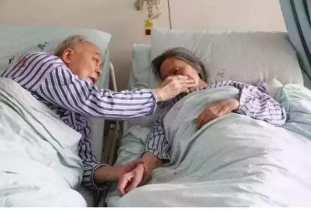 当你老了，躺床上需要人伺候的时候，你才懂得三件事。

这些话年轻时候听长辈唠叨过