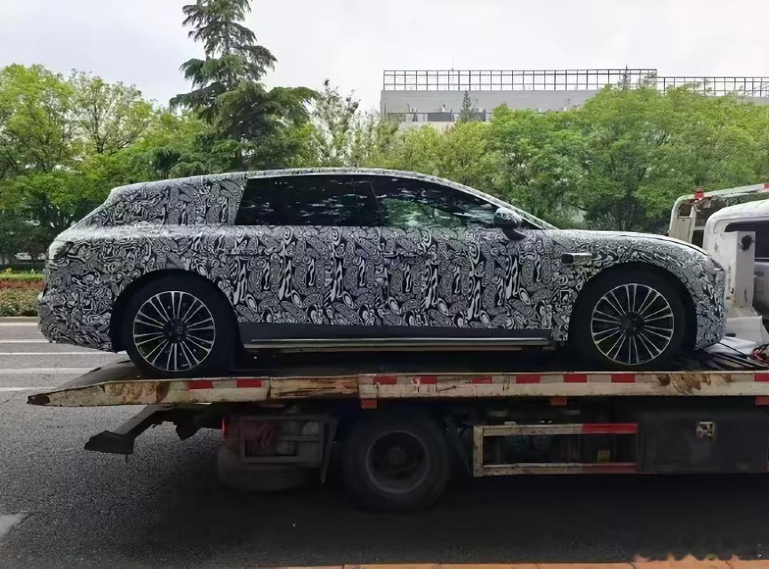 余承东今晚表示，今年秋天发布享界第一款旅行车，大空间、超长纯电续航 、可面对多功