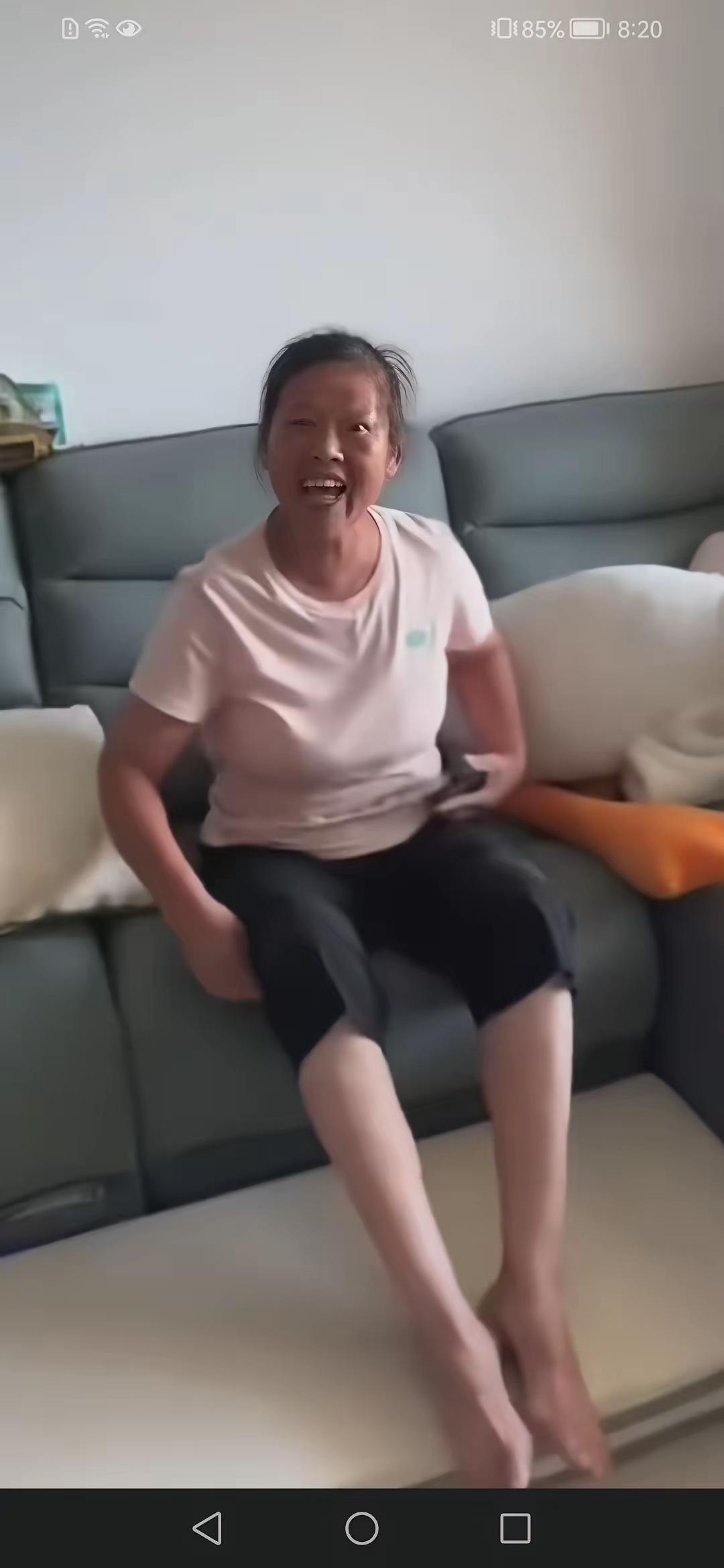 这个有点过分了，只因为孩子睡醒，没有看到妈妈哭了两声，奶奶扬起手，就在孩子脸上狠
