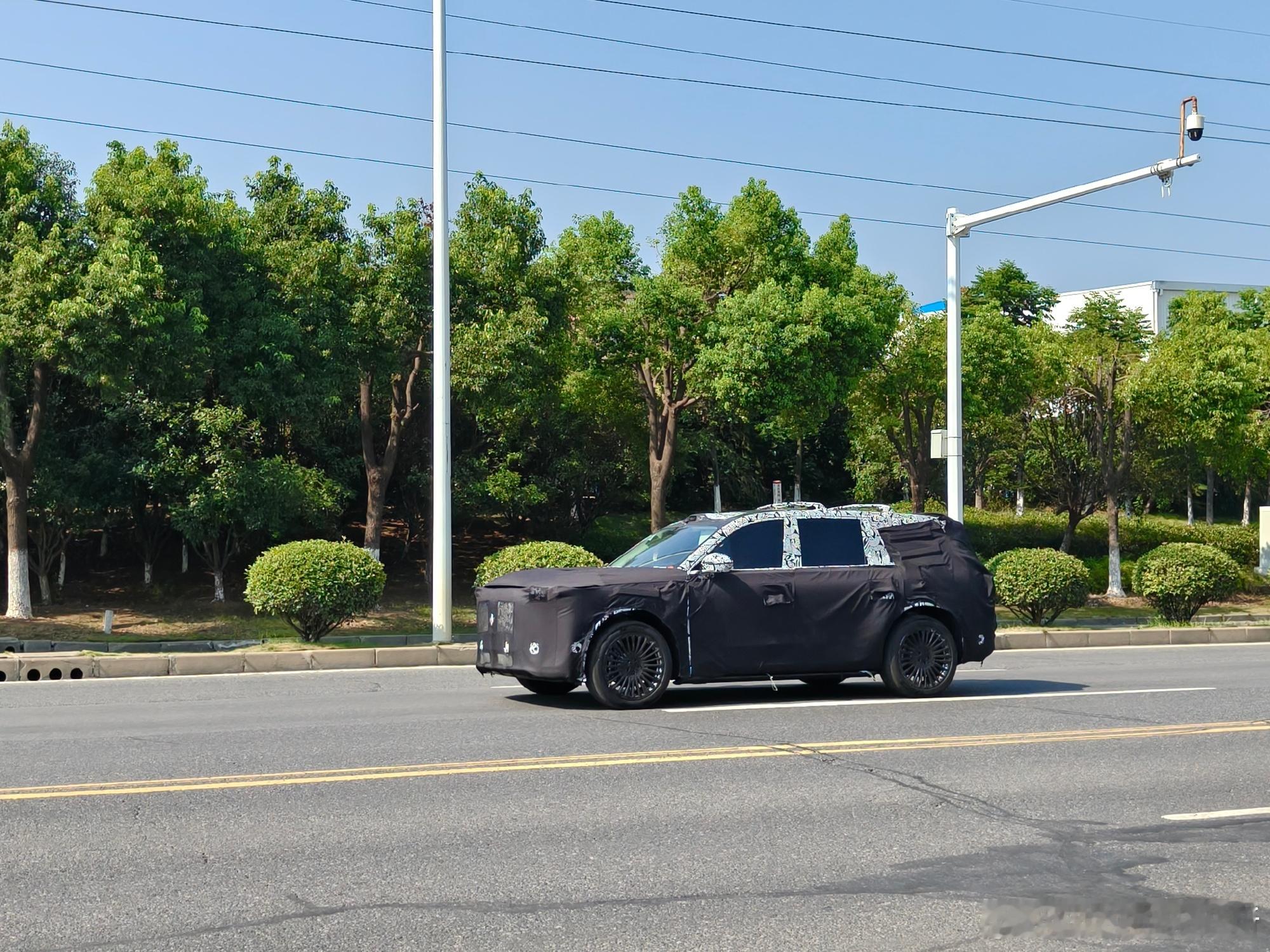 岚图大六座的 SUV 谍照来了，代号「泰山」。这个体态看上去很大，跟它的代号一样