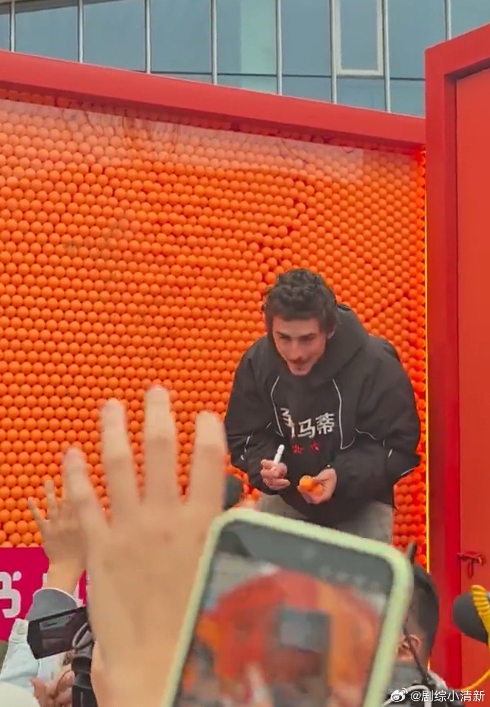 甜茶亮相成都 提莫西·查拉梅的成都之行太完美了！穿着有中国元素的卫衣，在公园里被