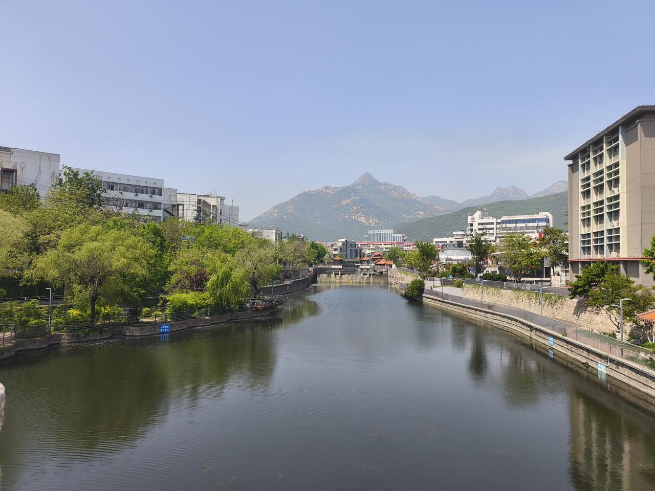 做一个解决问题的人，更要做一个发现问题的人。
一个是战术，一个是战略。
看了中关