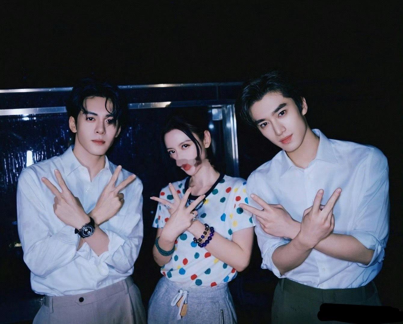 确实，这两张合照曾的颜值就真的很出众张萌回应选曾舜晞的原因 ​​​