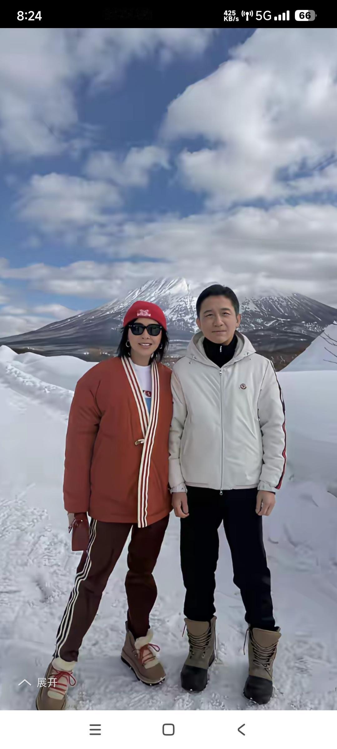 新年

看到梁朝伟和刘嘉玲在富士山下合照

两个年近七旬老人

白雪皑皑的雪地