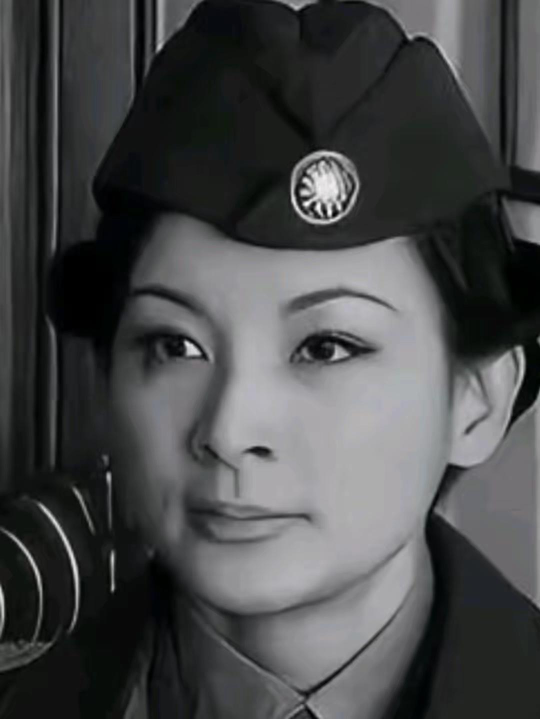 1940年，地下党康乃尔正在茶楼打牌，一军统美女突然拍了拍他的肩膀，对他说：“你