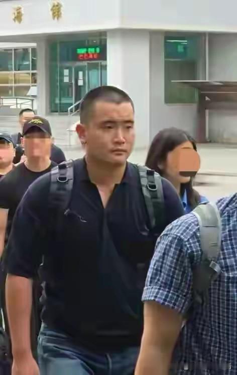 看来参加军训挺有必要，三星的公子哥去练了几个月，明显的瘦了一圈，也精神多了。
所