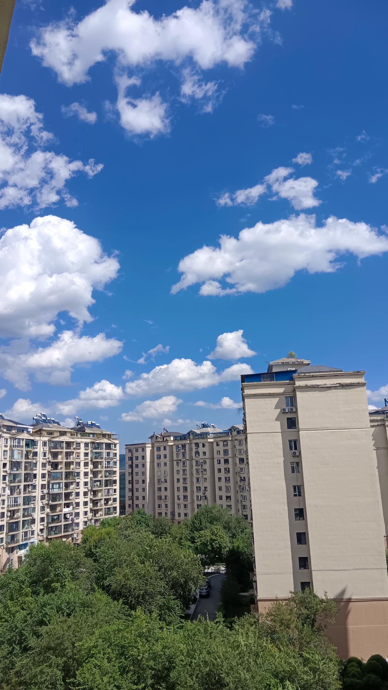 秋日生活打卡季晴空万里，云朵悠悠，秋日的天空真美。
