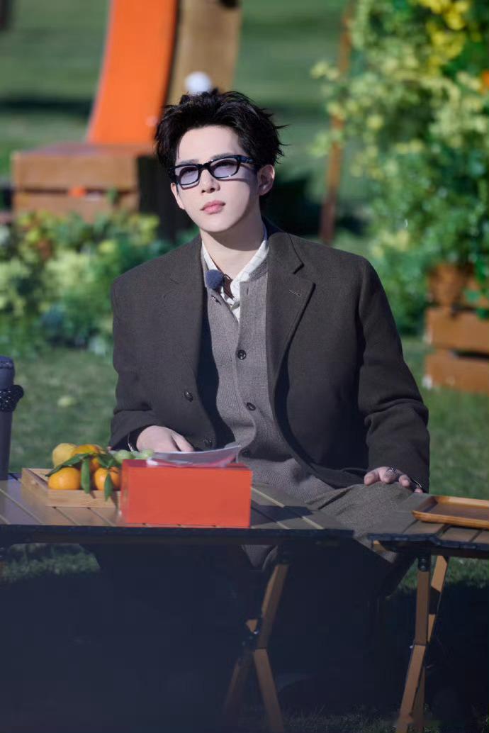 王安宇是深情眼不是生擒眼王安宇转身回眸，屏幕前的观众全被“生擒”。眼神交织成网，