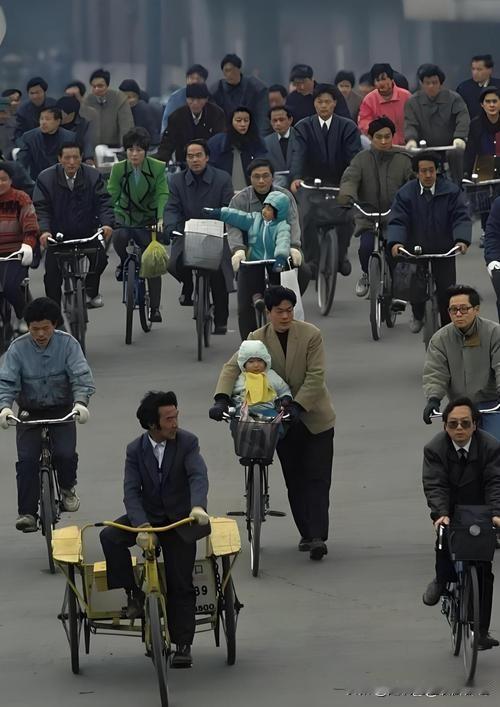 60后的男人们：
20岁给自己攒结婚的钱；
30岁给自己搞定车和房；
40岁给子