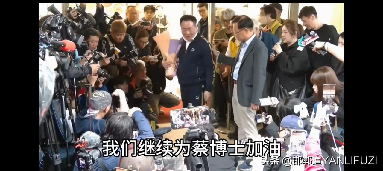 蔡正元入狱之际，说出:一个嘱托，一个心愿。
3月27日，蔡正元入狱。翟翾早早就来