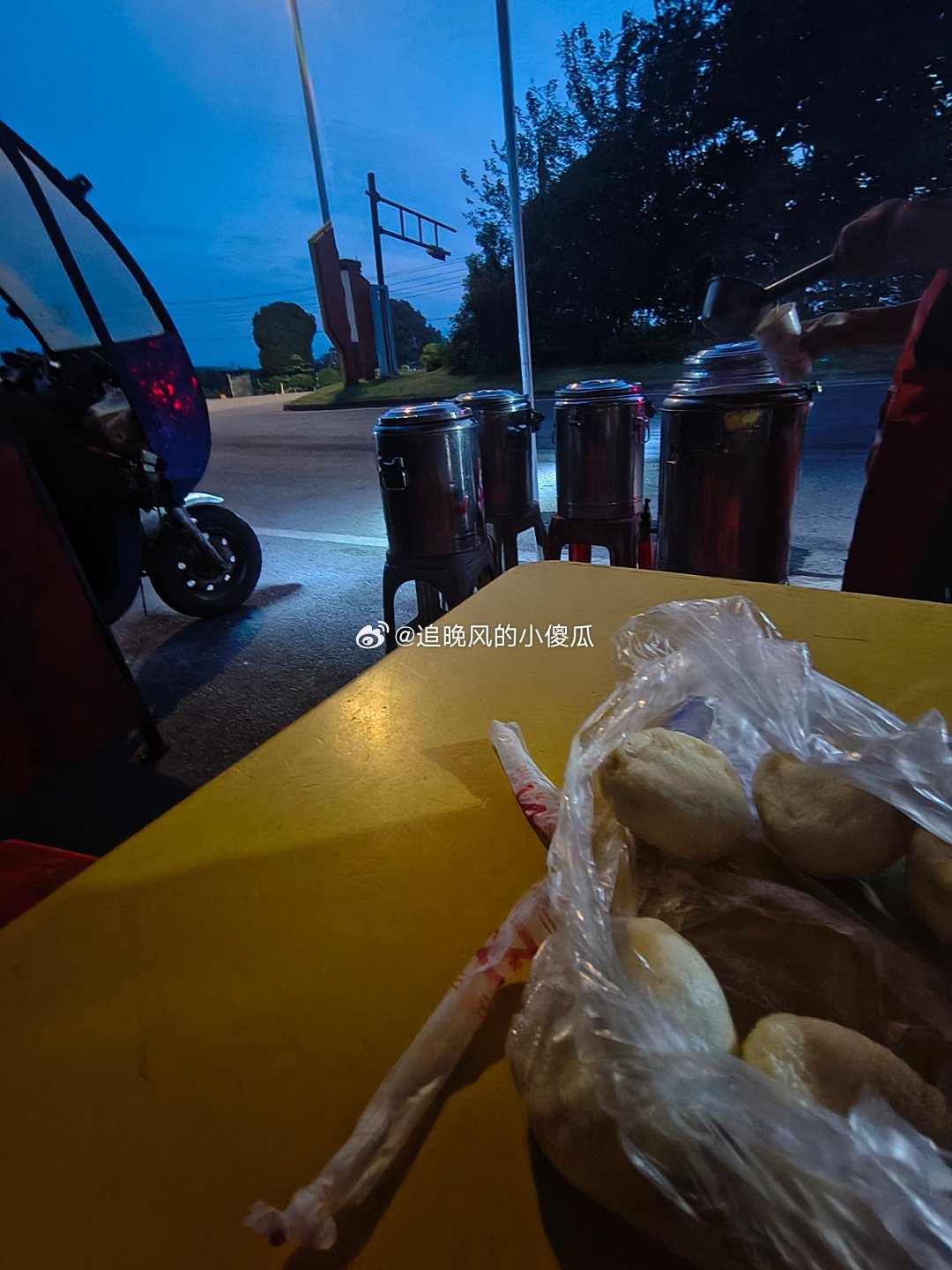 躺着也是躺，还不如先干临时工呢。 