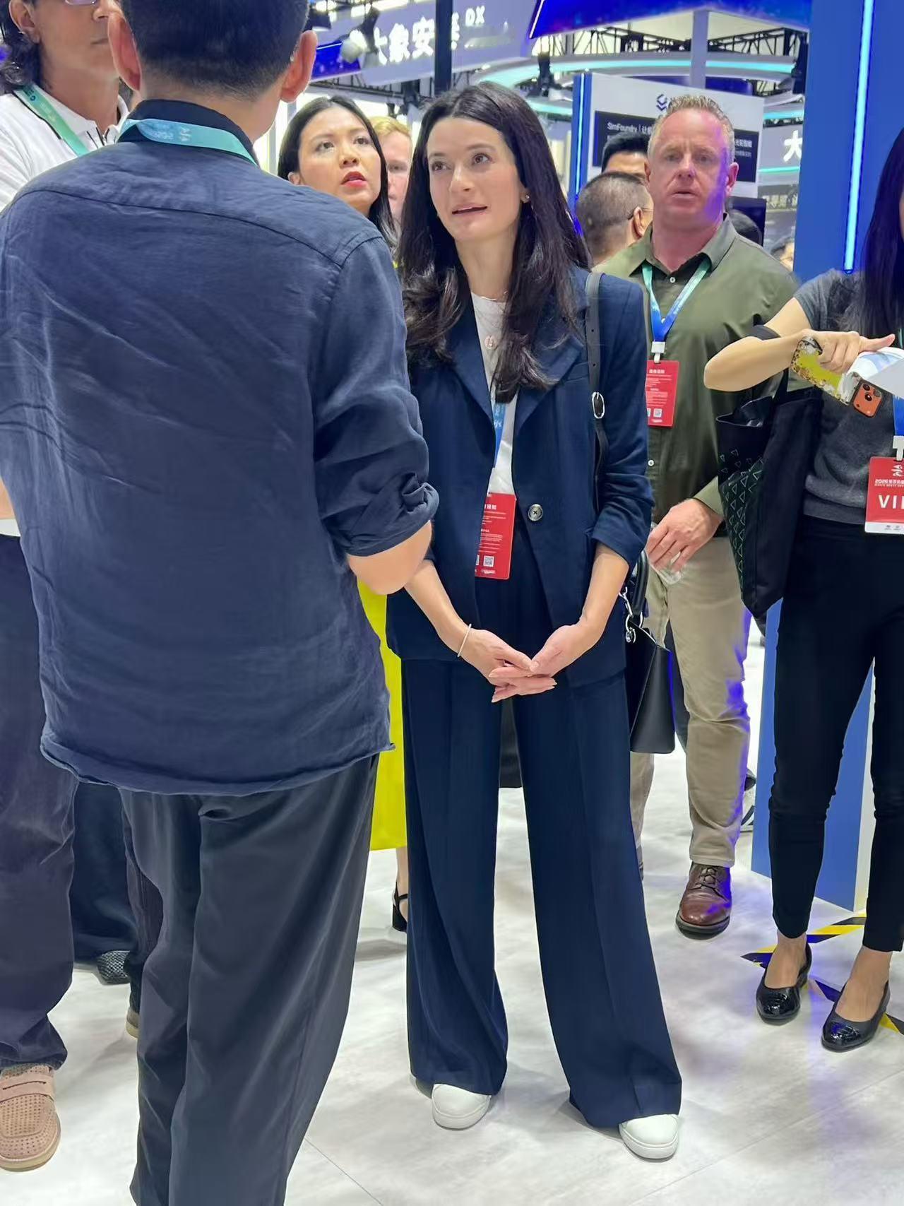 黄敏珊（黄仁勋之女）来世界机器人大会了，好多人偶遇拍到。这行程密度，比大多数出差