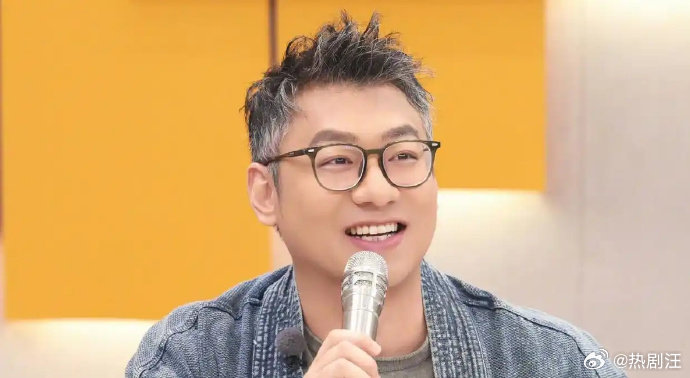梁源评脱口秀演员傲慢喜剧之王单口季 这场看似跨圈的嘴仗，实则像一面镜子，照出了两