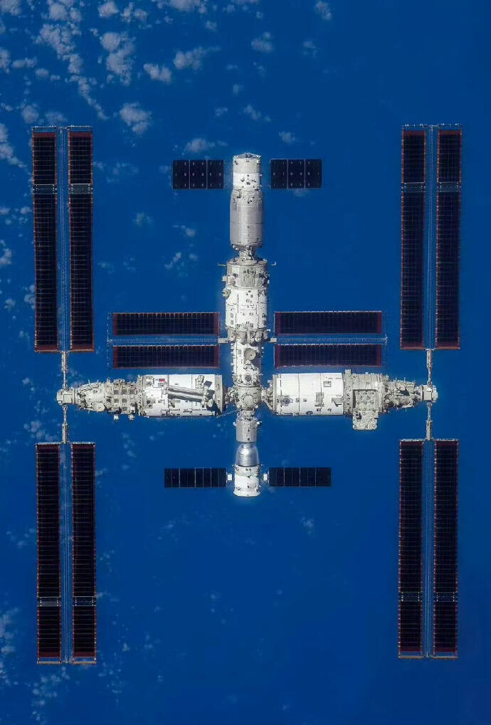 中国空间站都快住不下啦！科技 中国空间站那变化可太牛啦！最开始是个 “L” 形，