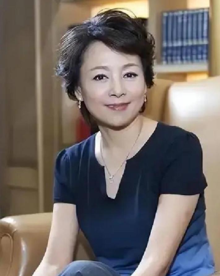 张瑜在采访里突然落泪，说这辈子最后悔的，就是错过了当年那个真心实意对她好的男人