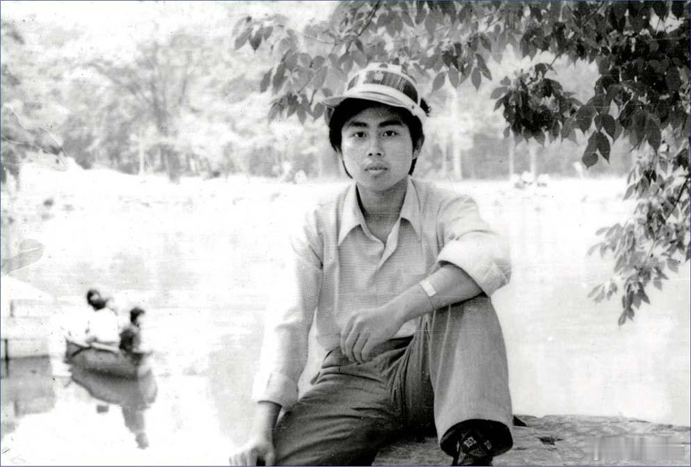 1984年7月，海子北京留影（唐师曾　摄） ​​​