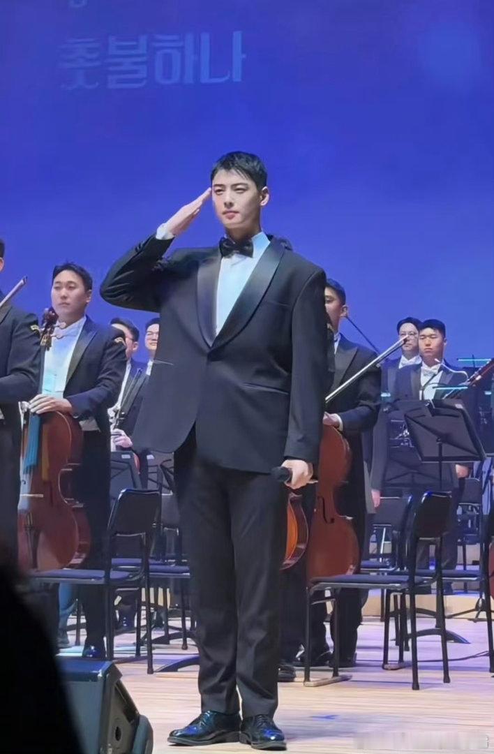 日前，车银优部队近况曝光，身穿西装登台表演，这也是他在偷逃税风波后首露面。 