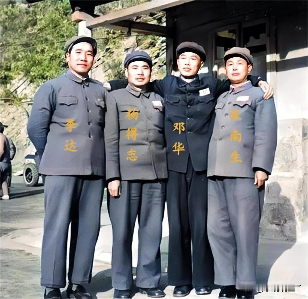 一张珍贵的合影，拍摄于1954年的朝鲜桧仓志愿军总部，这才是他们四人真实的貌相，