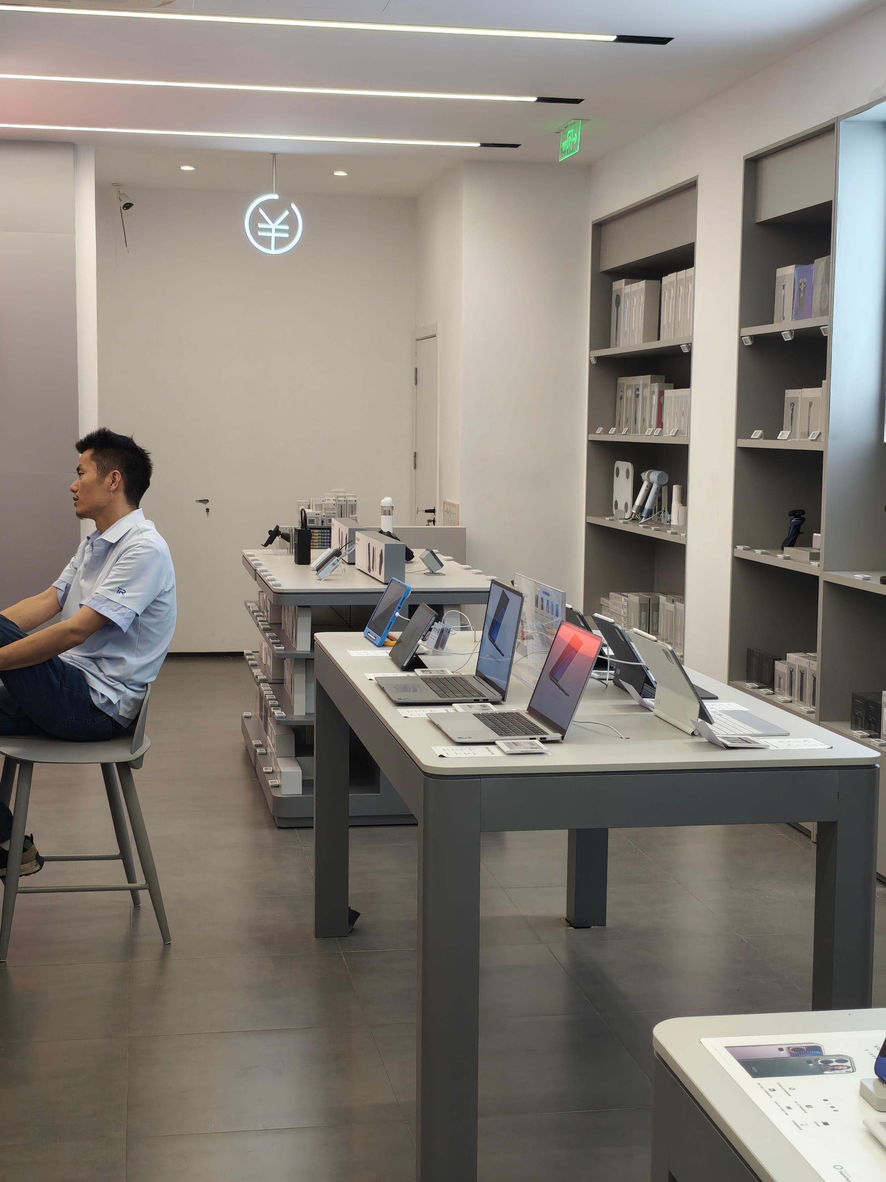 下班了，就去附近小米专卖店看了一下REDMI K100 Pro系列!店员很热情，