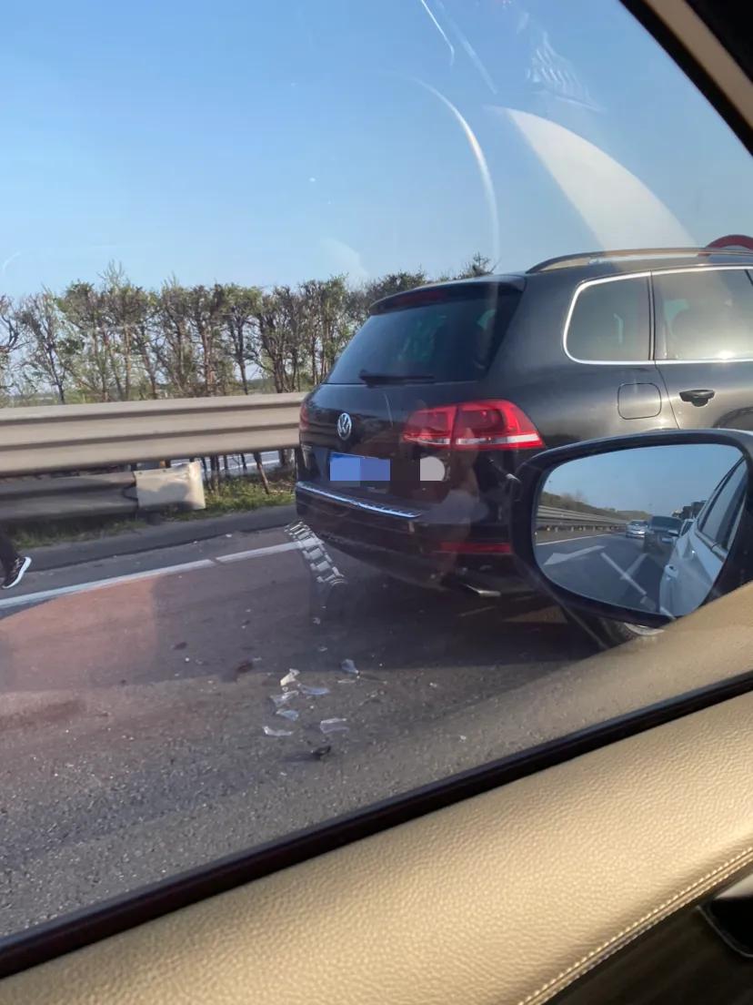昨晚上跑京哈高速锦州到山海关段！道路扩建各种大货车！凌海服务区三车连撞！一路上全