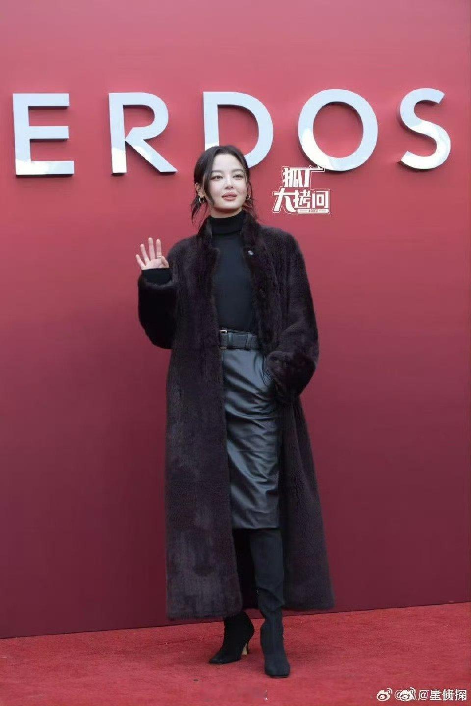 辛芷蕾井柏然刘雯同框辛芷蕾、井柏然、刘雯在秀场同框啦！三人颜值气质都超绝，往那一