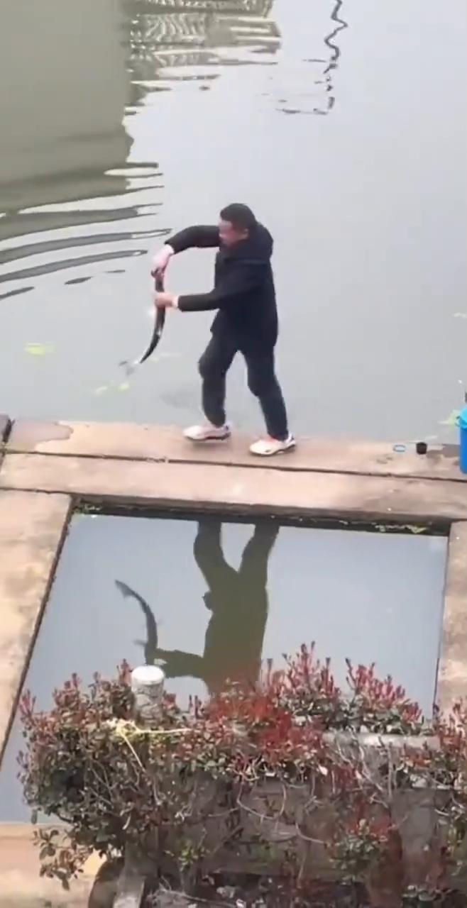 有人。