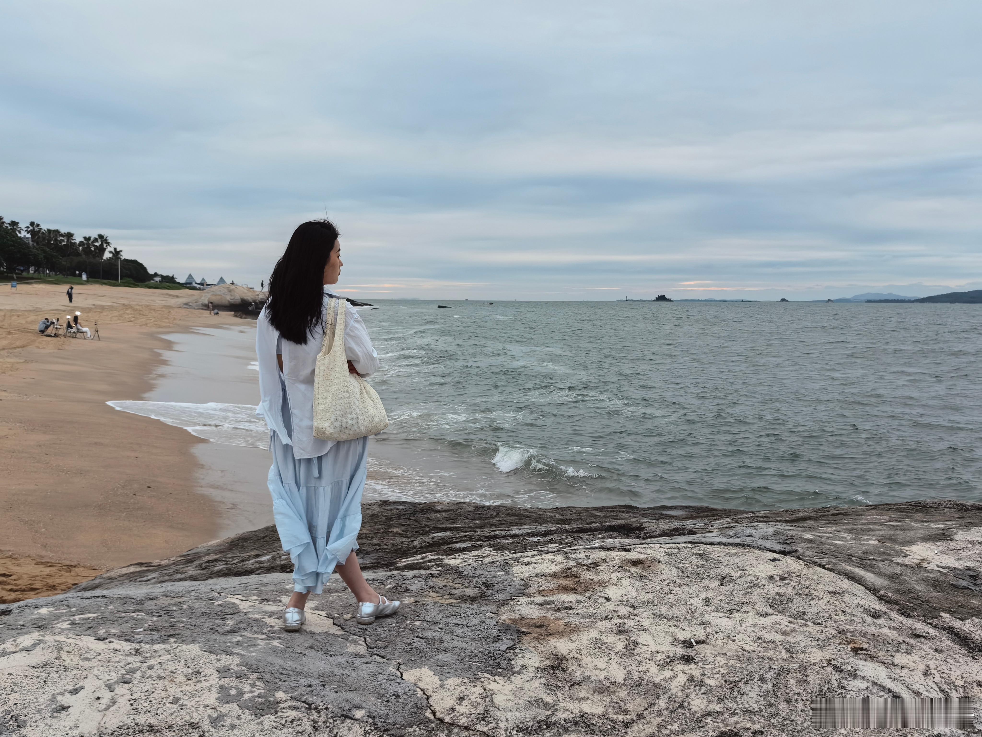 清晨，慢慢走在厦门的#海滩# 上，那种自由超脱的感觉，真好！深吸一口气，迎面扑来