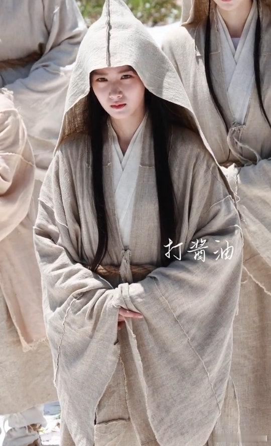 卢昱晓袖口有虫爬出来晓晓袖子里的不速之客吓到我了，她居然还跟虫子合影，这操作也太