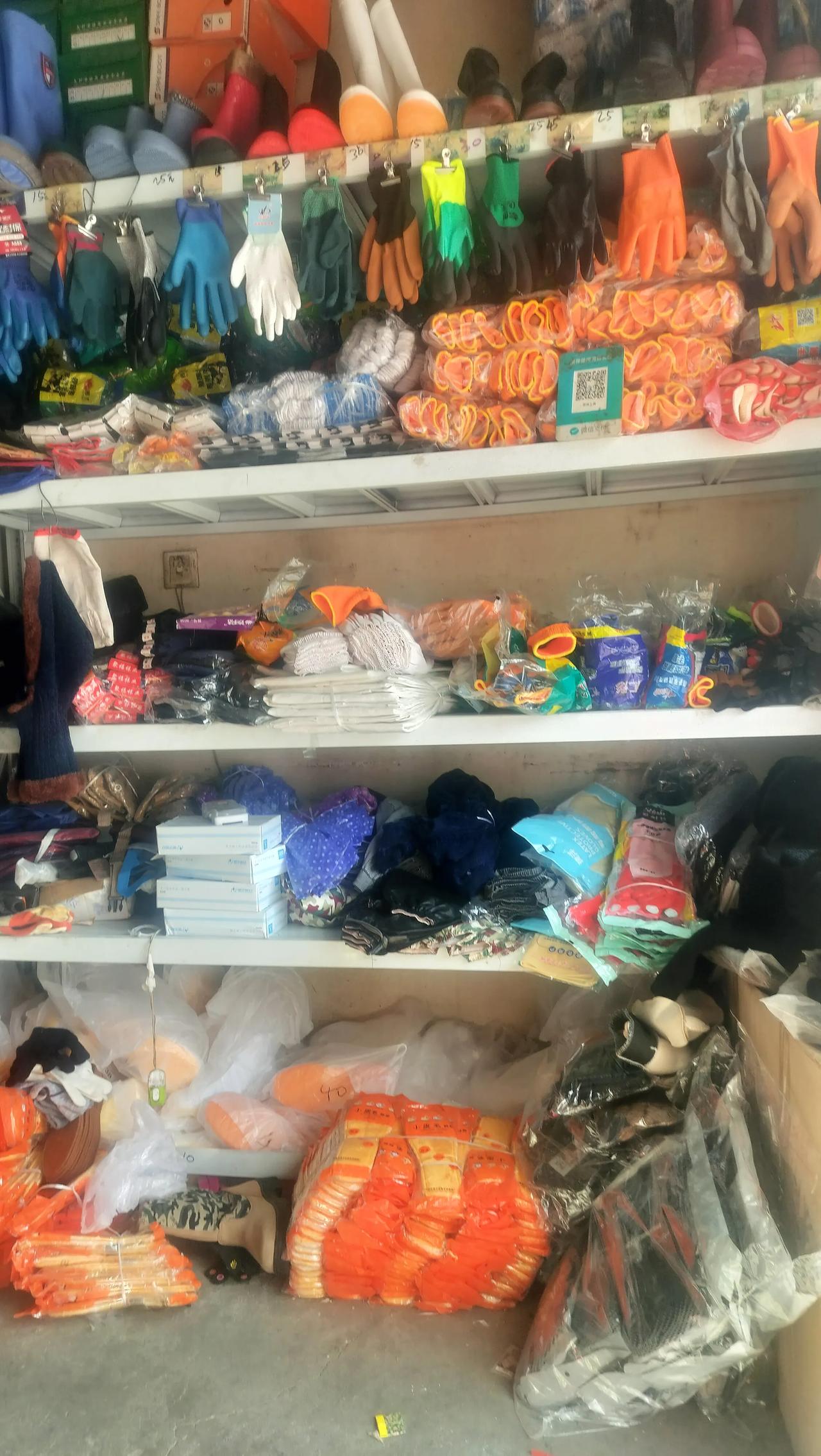今天天气好晴朗出来逛逛，看到家门口这家劳保小店，这小店也太宝藏了！货架上塞得满满