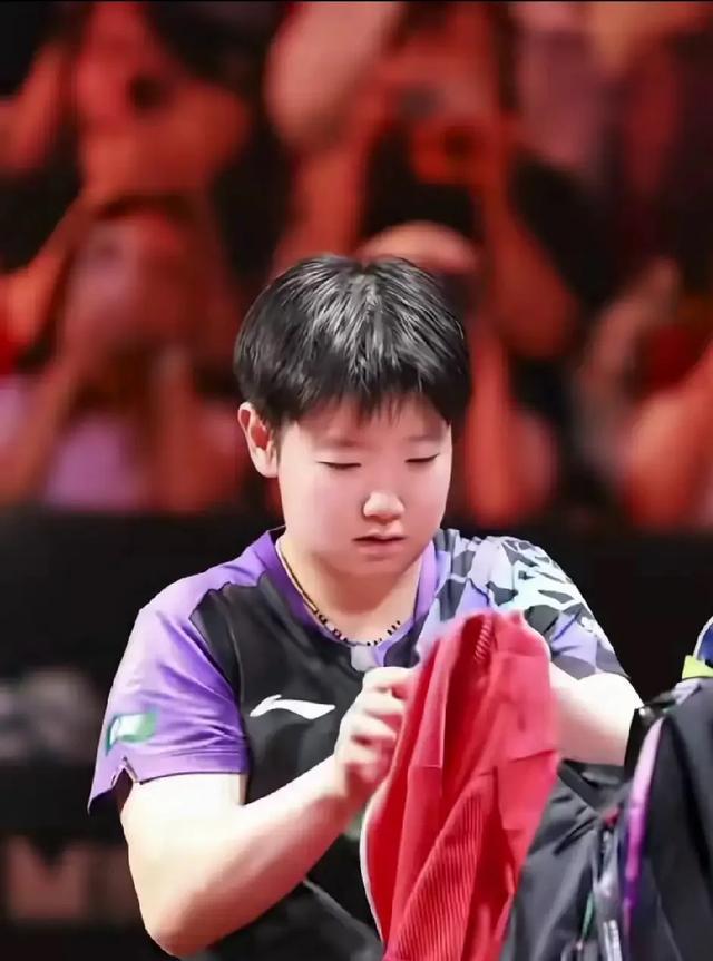 谁也没有想到，刚刚回到世界第一位置的孙颖莎，会在WTT中国大满贯首轮就出局，1比