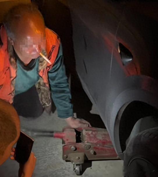 云南女子爆胎求助遭宰，修车报价竟翻十倍，神秘司机身份引争议

李女士春节在云南宁