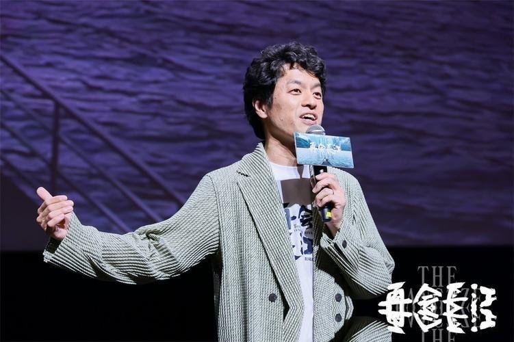 竹内亮导演最近跟助理的一段闲聊，直接把我看懵了。你能想象一个初中女生，还在跟自己