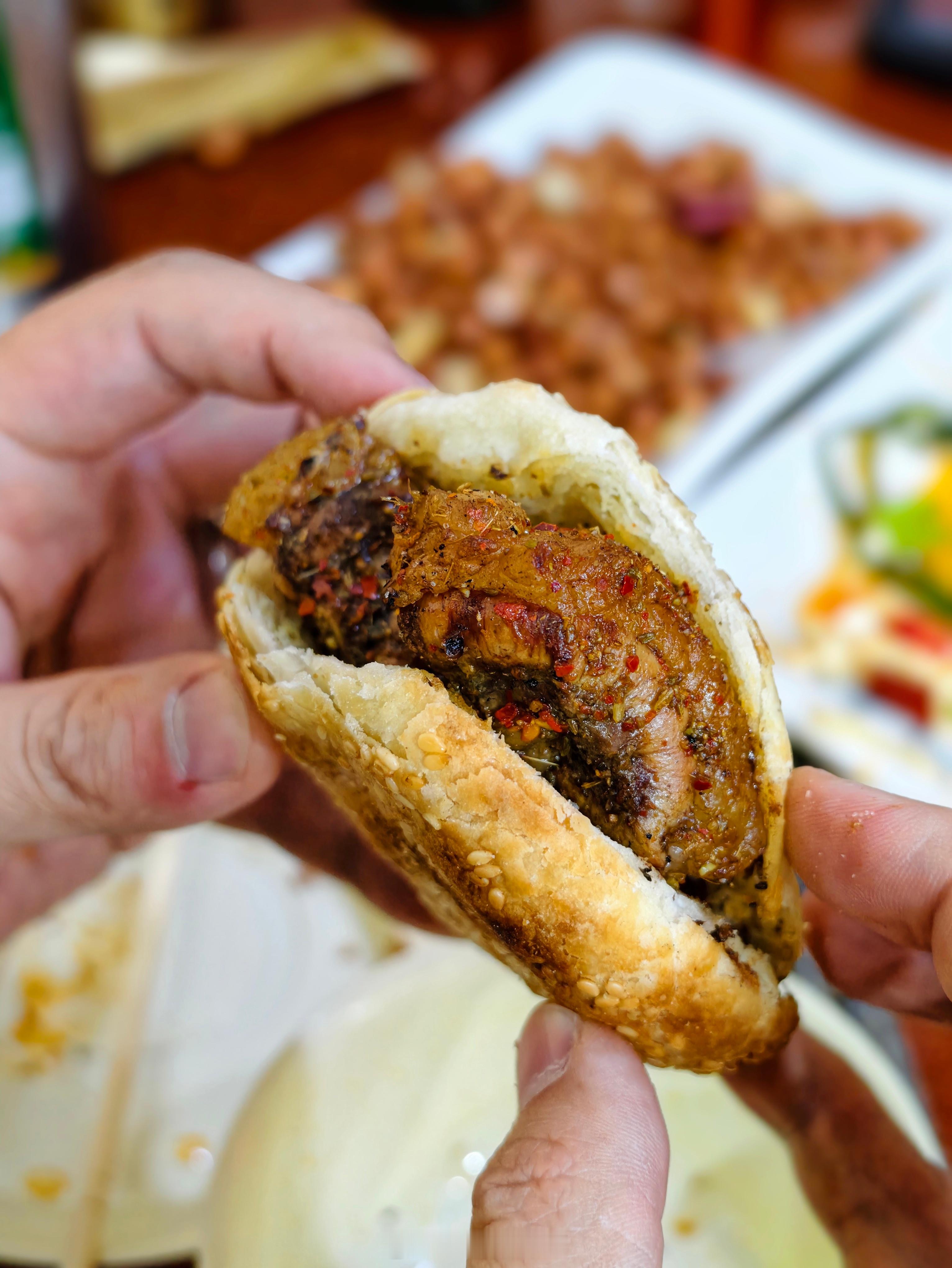 保定太牛了，第一次吃烧饼夹大腰子，滋滋冒油香疯了！朋友们来保定一定要试试 