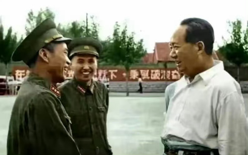 1958年，毛主席视察济南军区时，与长征时的警卫员陈昌奉重逢。 