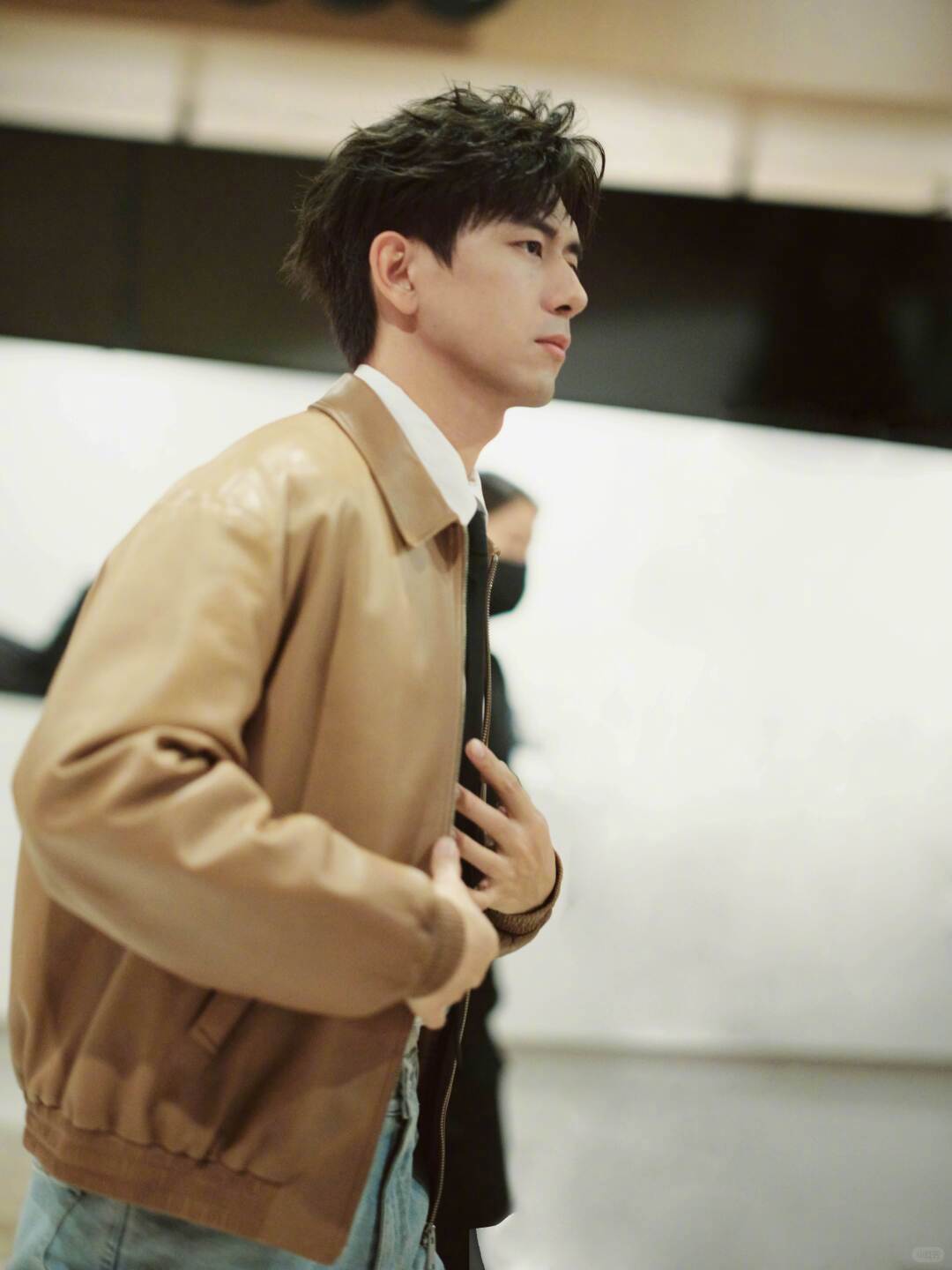 偶遇李现穿短裤跑步 戏里用心打磨角色，戏外低调自律生活，不浮躁不炒作，用作品说话