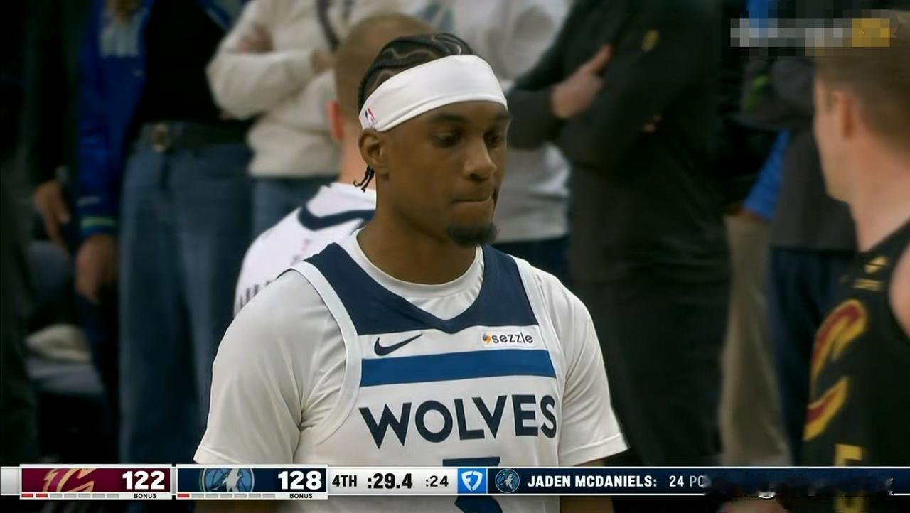 森林狼大将麦克丹尼尔斯真是人狠话不多！在今天森林狼主场以131：122击败骑士的