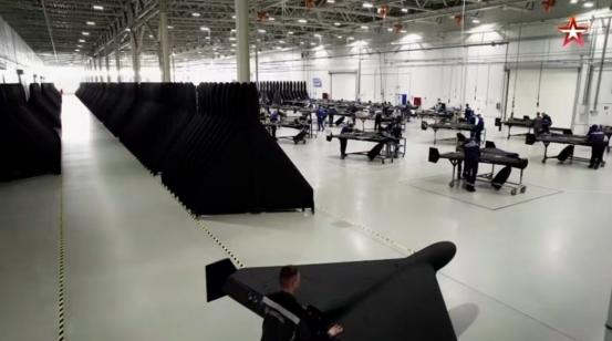 12000名朝鲜工人在俄罗斯军工厂，组装天竺葵无人机。这对于朝鲜人来说，是要争抢