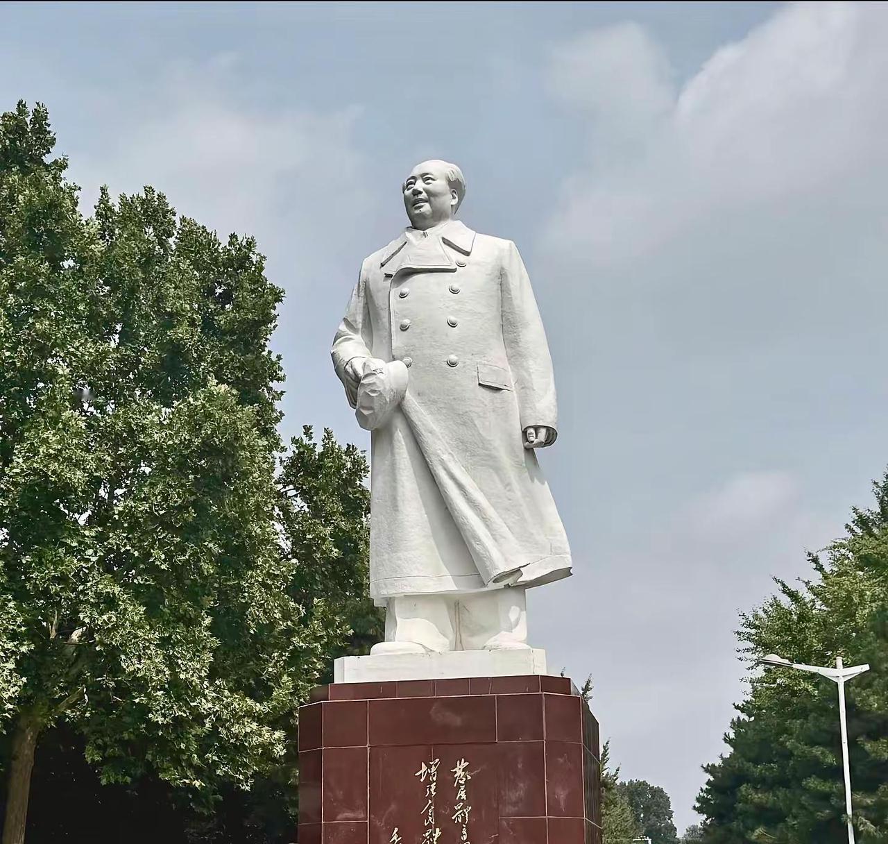 丰碑屹立，仰之弥高。
