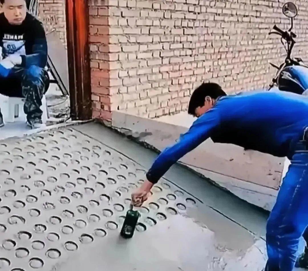 花了八万块钱请的师傅，连门口那点儿瓷砖都给省下了，真是超级划算啊，感觉就跟捡到宝