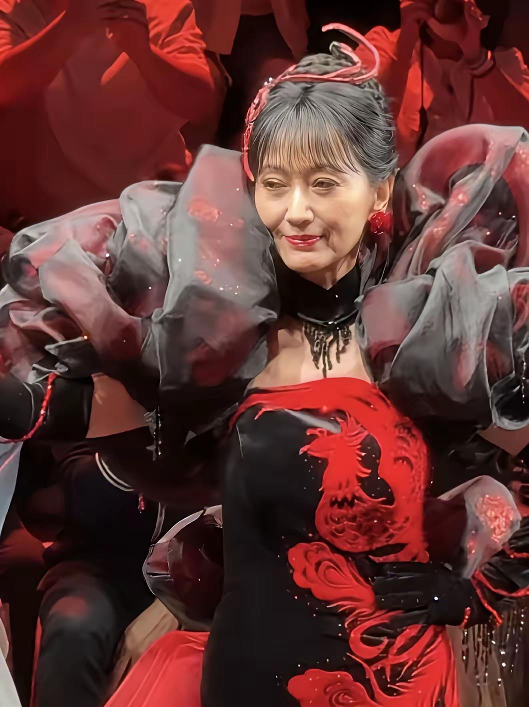 赵雅芝，你糊涂啊。
就算你不上综艺，不直播带货，大家也都记得冯程程和白娘子。
那