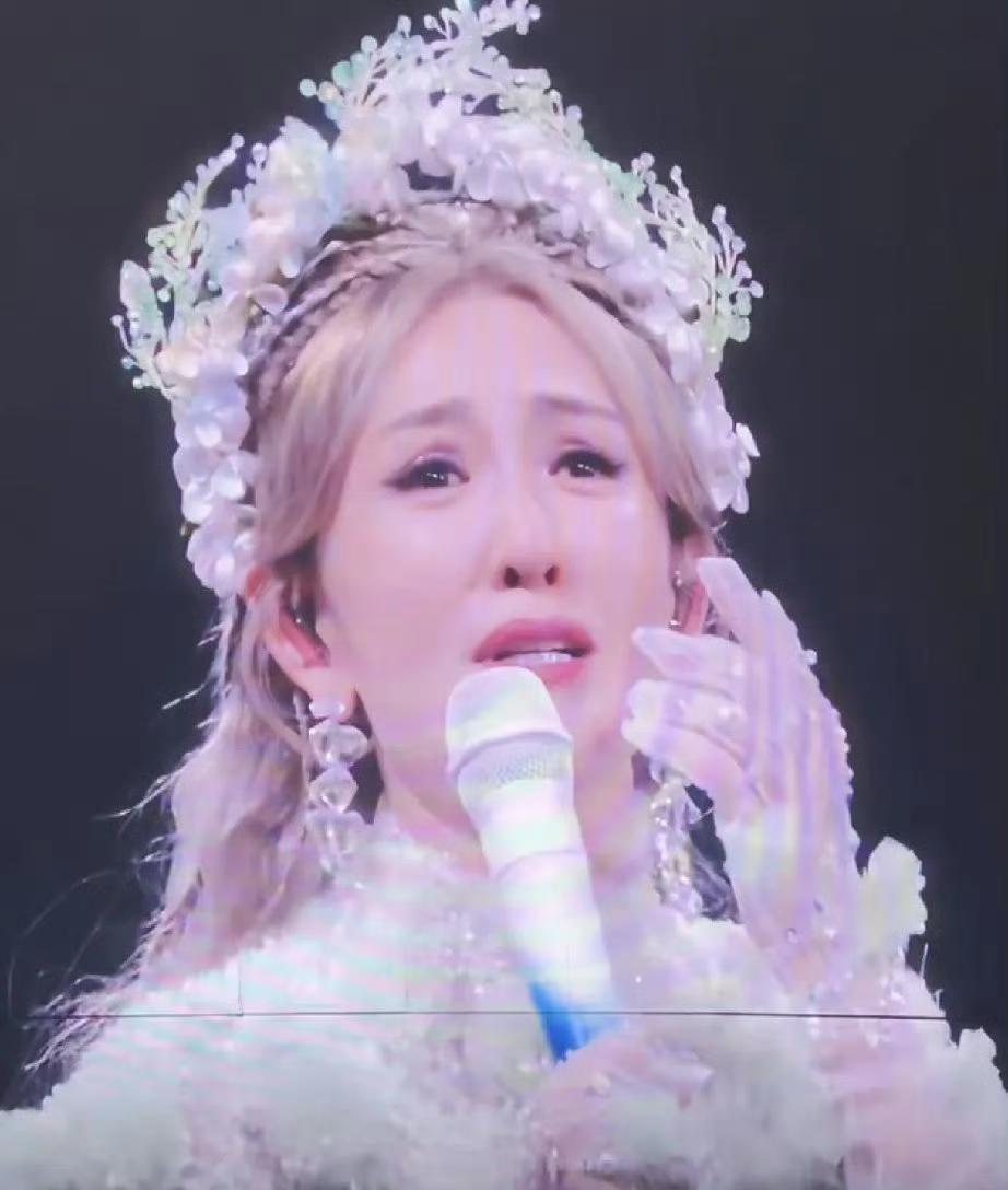 谢娜成都演唱会，何炅为啥只在台下喊话不上台？看完才懂有多严
 

谢娜成都这场演