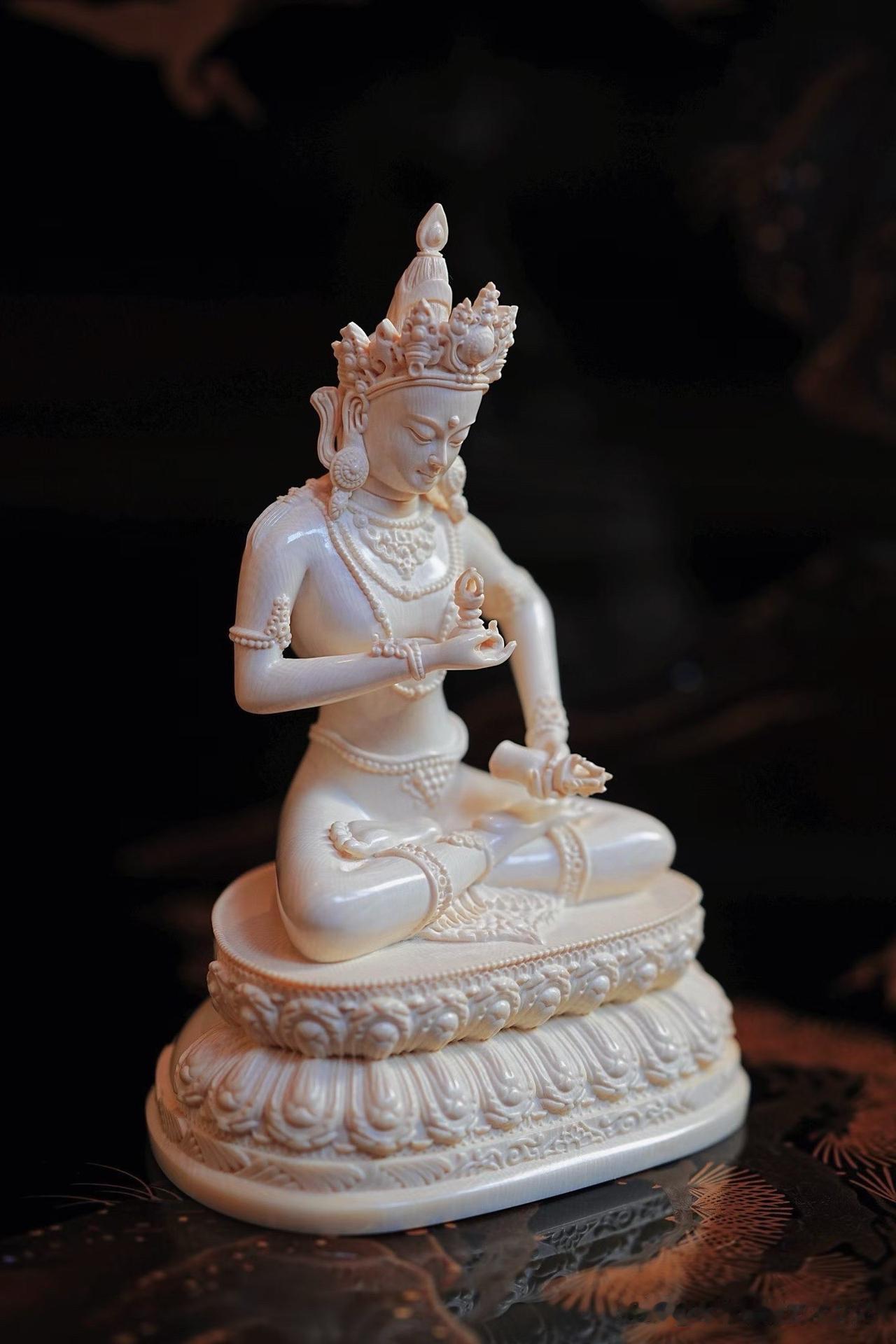 一尊好造像，最打动人的，往往不是繁复，而是神韵。

天然猛犸温润细腻，金刚萨埵法